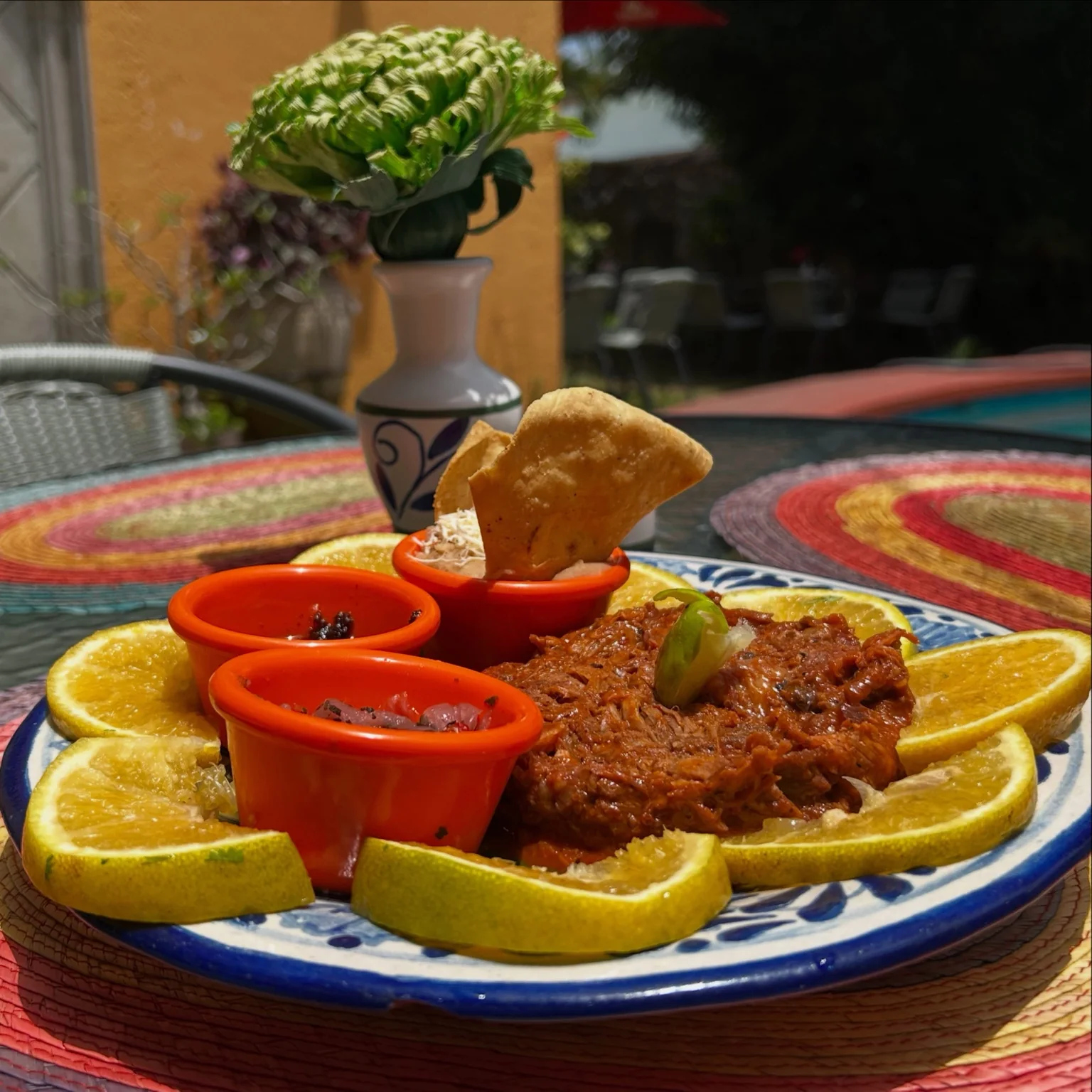 Platillo mexicano con carne deshebrada