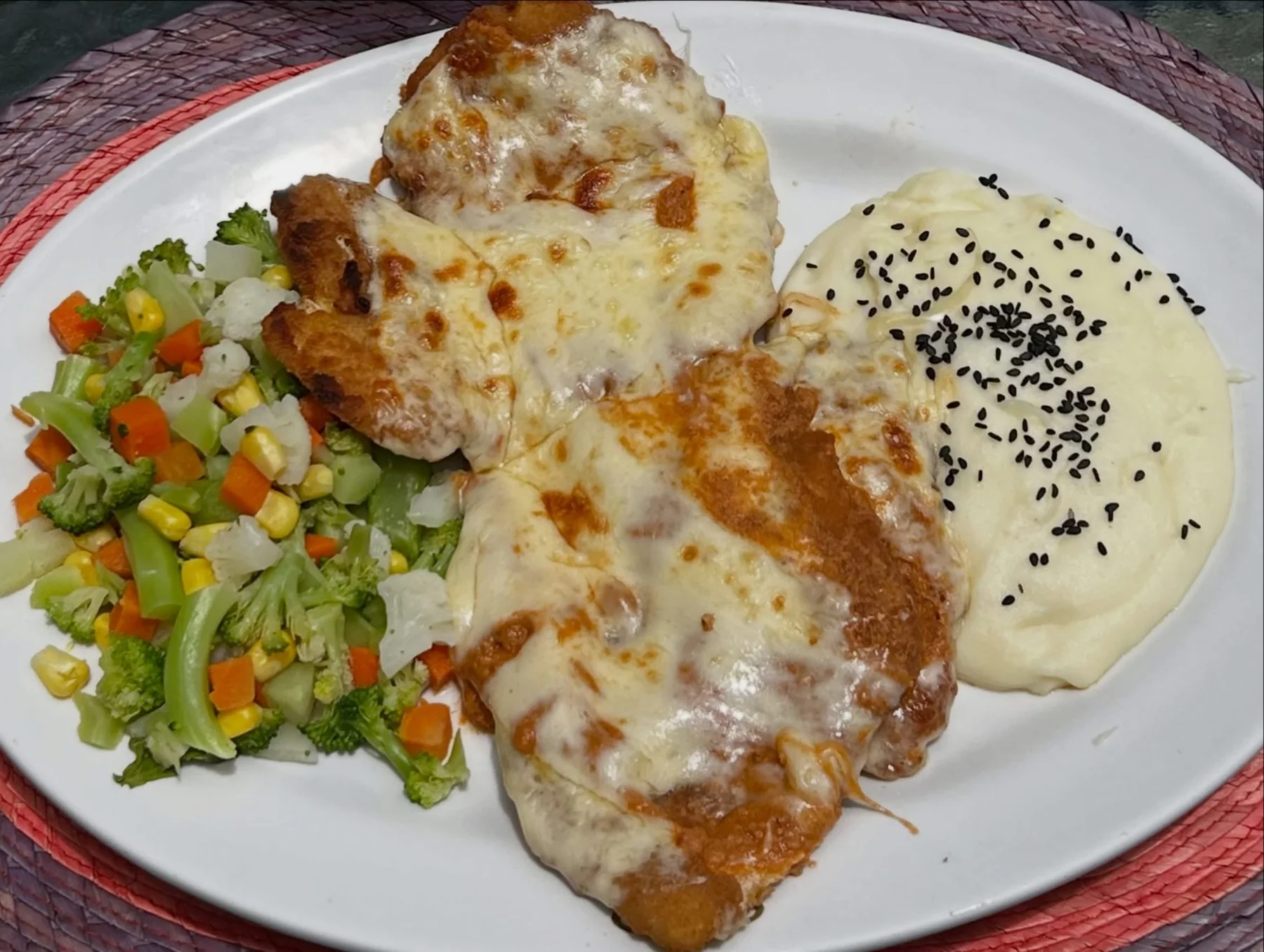Platillo gratinado con guarniciones